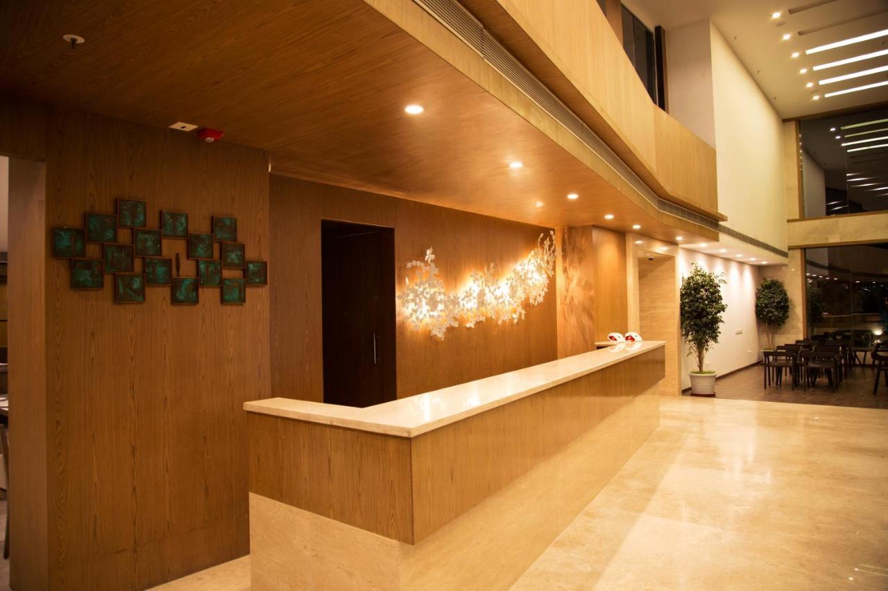 V 7 Hotel Chennai Zewnętrze zdjęcie