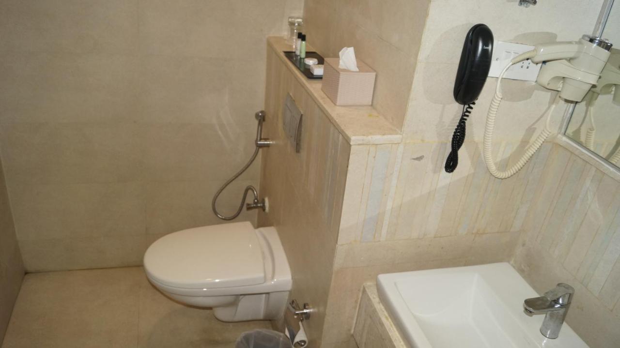 V 7 Hotel Chennai Zewnętrze zdjęcie