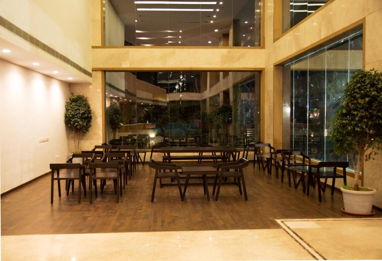 V 7 Hotel Chennai Zewnętrze zdjęcie