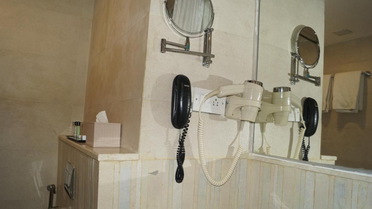 V 7 Hotel Chennai Zewnętrze zdjęcie